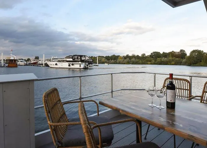 House Boat Paris 4* Maastricht