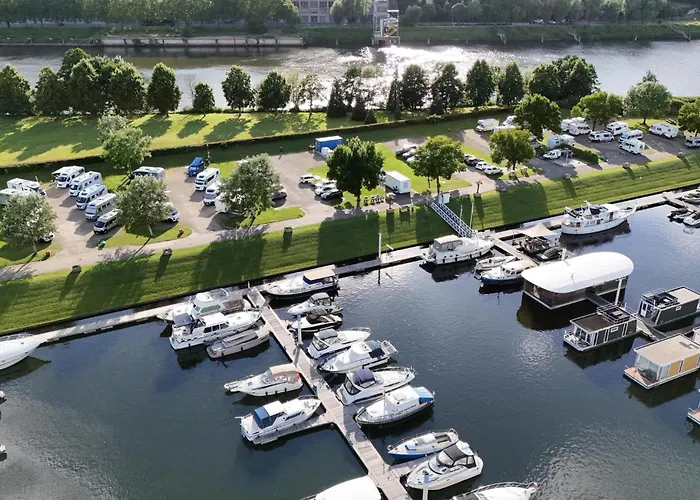 House Boat Paris ספינת מלון 4*